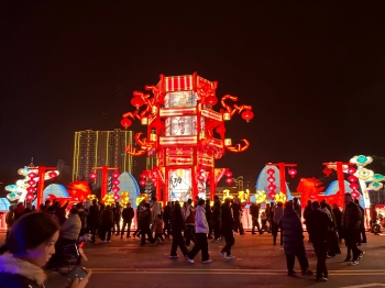 西保集团马年花灯璀璨亮相，“马到成功”共赴锦绣征程